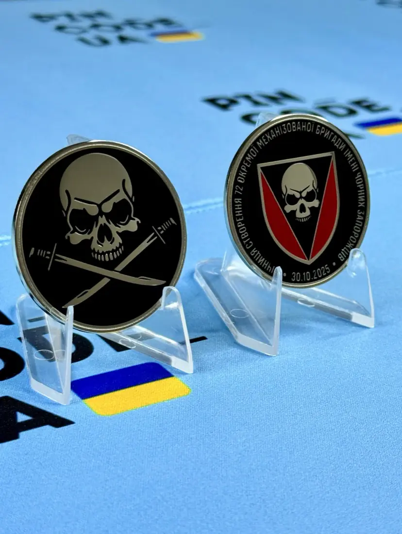 пара чорних коїнів: череп і червоно-чорний