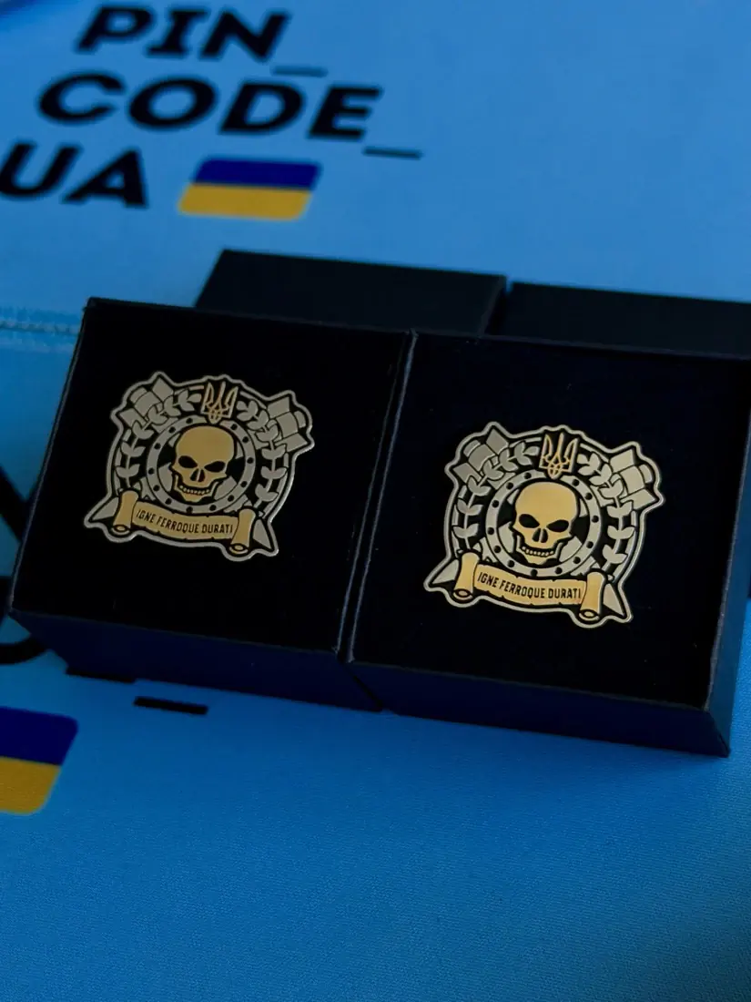 дві коробочки з пінами «череп із крилами»
